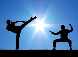 东西部得分王各砍10分，詹姆斯贡献劈扣，两队首节战平