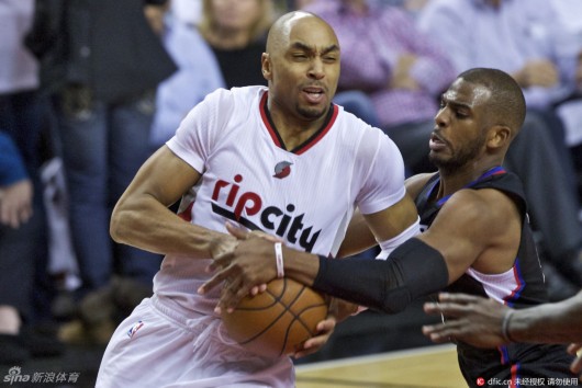 库里命中生涯4000记三分 勇士轻取国王6连胜.